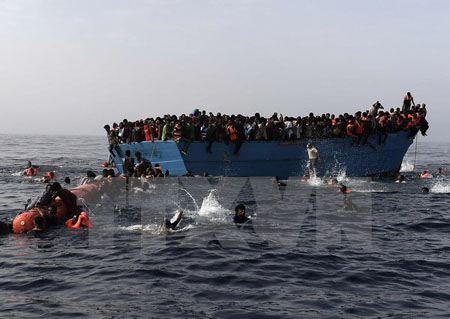 Người di cư chờ được cứu trên Địa Trung Hải ở ngoài khơi Libya.